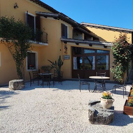 Agriturismo Stovali Da Lustrinu Protte Exterior foto